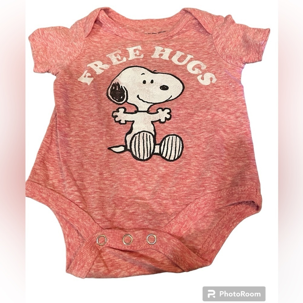 Peanuts Snoopy Free Hugs Red Heathered Graphic Onesie Size 3-6 months E